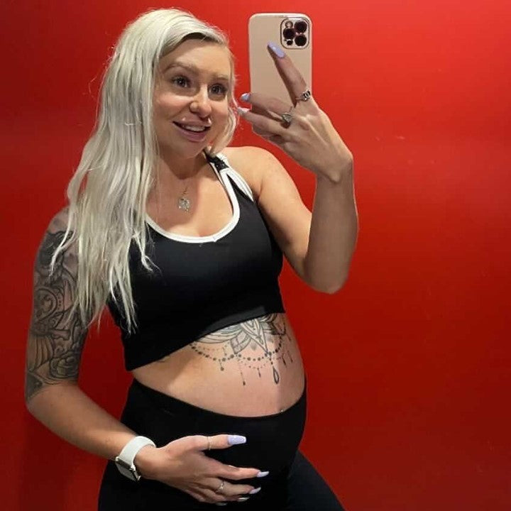 Pregnancy glow + this crop = danger